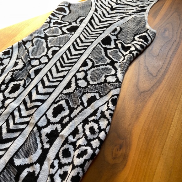 Guess Bodycon Dress Black & White - Picture 2 of 4